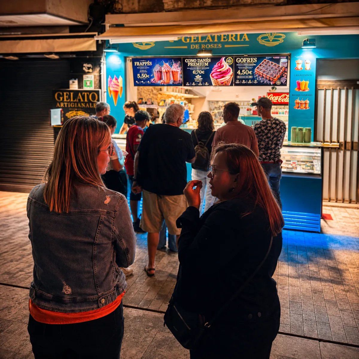 Clientes en la heladería La Gelateria de Roses por la noche