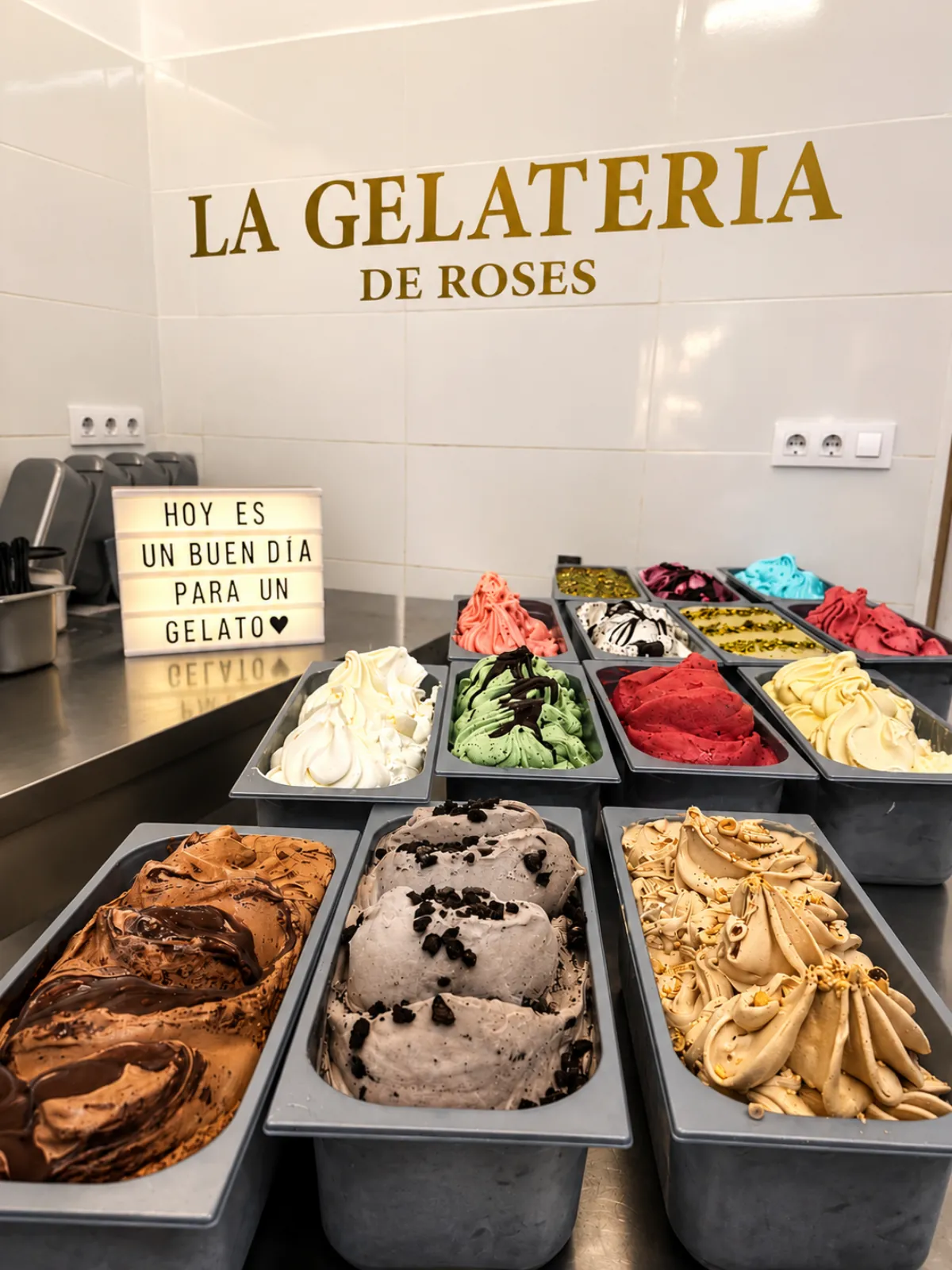 Obrador de La Gelateria de Roses con cubetas de gelato artesanal